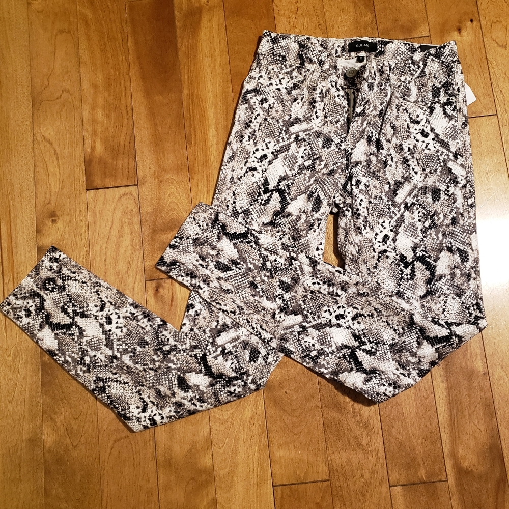 NWT - Snakeskin print jeans Size 25